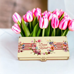 Pudełko na czekoladę - wianek kwiatów na Dzień Kobiet